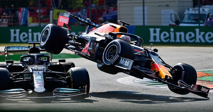 Taktický faul? Medzi rivalmi Hamiltonom a Verstappenom to opäť vrie
